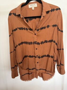 Cloth and Stone Rust Brown and Black Tie-Dye Button Down Shirt with frayed hem